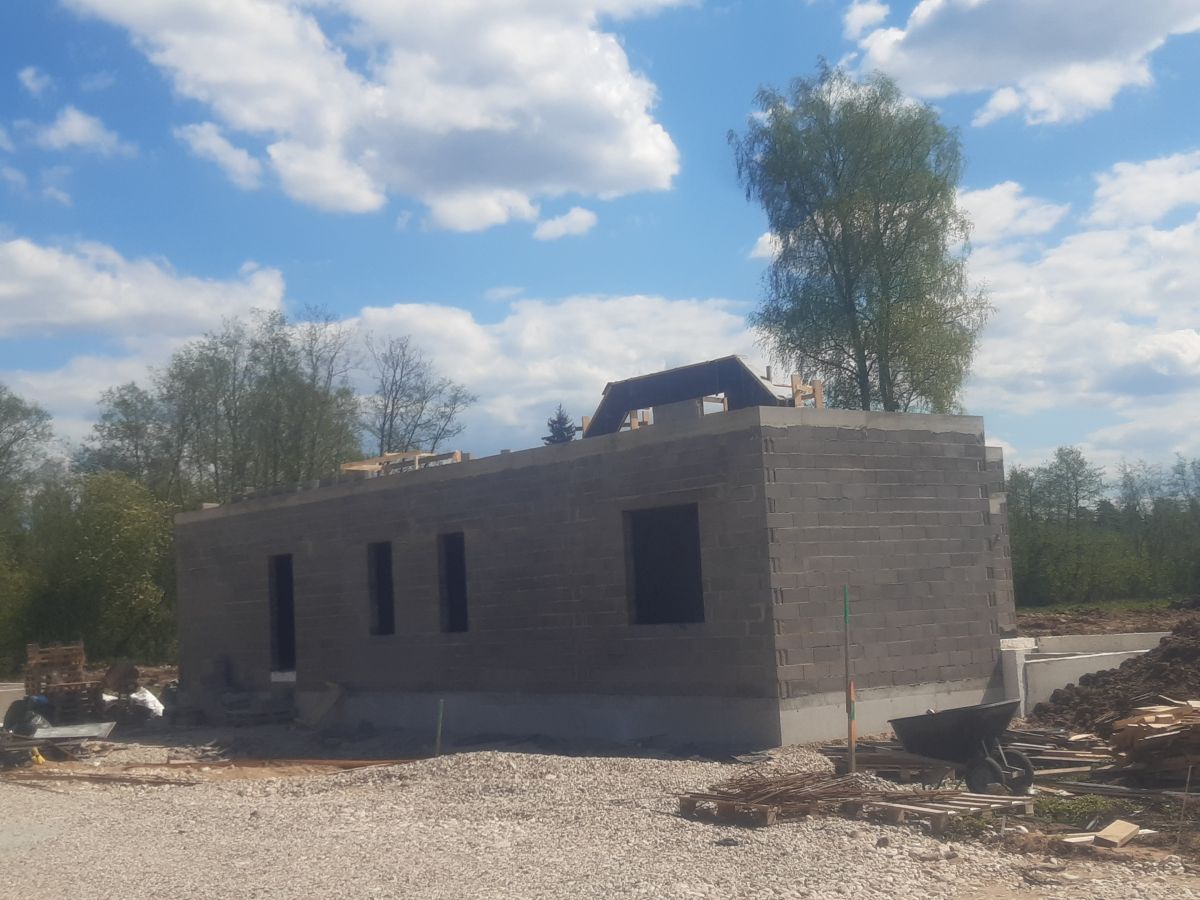 Workers required to install a tiled roof