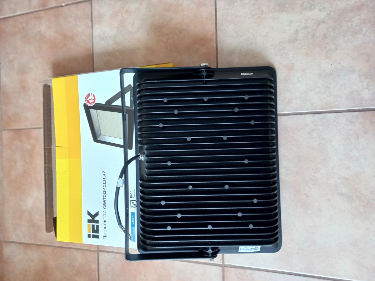 LED prožektor IEK 06-200, 200 W, 6500 K, IP65, must