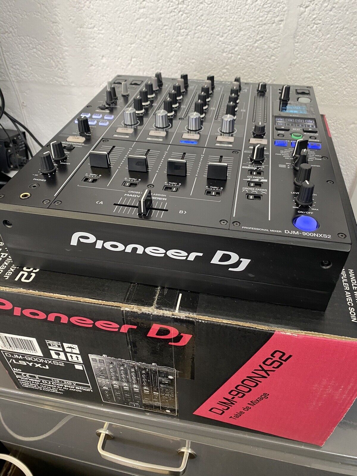 2x AlphaTheta CDJ-3000X,  AlphaTheta EUPHONIA, Pioneer CDJ-3000, Pioneer DJM-A9, Pioneer DJM-V10-LF, Pioneer DJM-S11, Pioneer DJM-V10,  Pioneer CDJ-2000NXS2 ,  Pioneer DJM-900NXS2 , Pioneer DJM-Tour1, Pioneer CDJ-Tour1