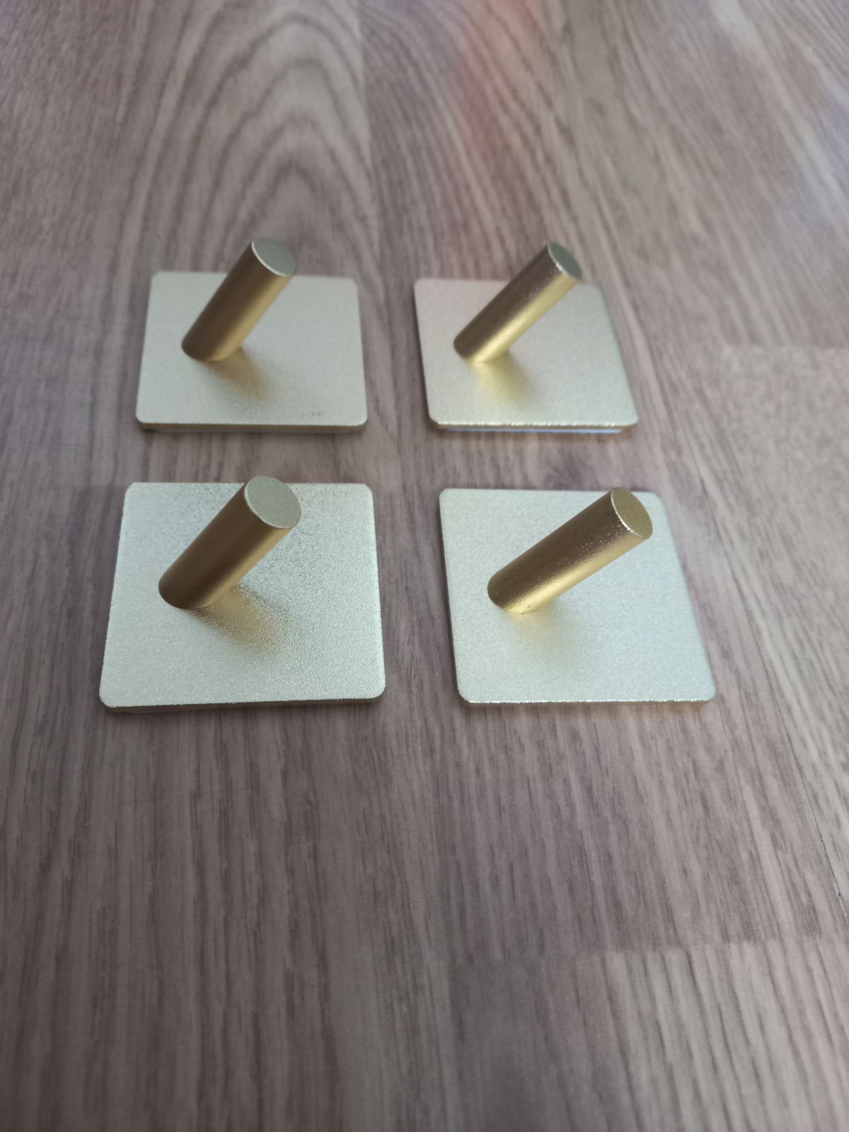 Isekleepuvad konksud 4 tk. alumiinium (kuldne)