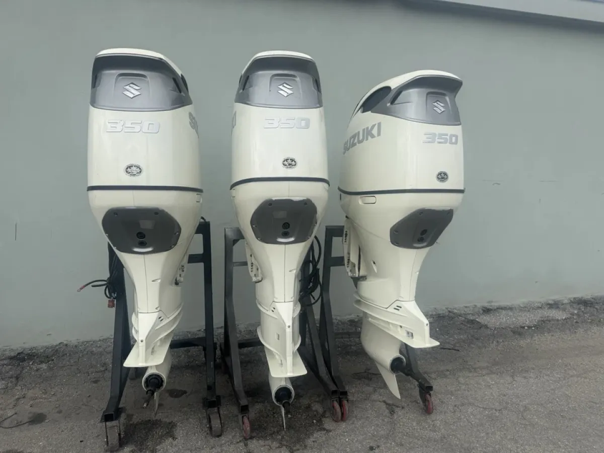 КОМПЛЕКТ ИЗ ТРЕХ ПОДВЕСНЫХ ЧЕТЫРЕХТАКТНЫХ ЛОДОЧНЫХ МОТОРОВ YAMAHA МОЩНОСТЬЮ 300 Л.С. (2017 ГОД ВЫПУСКА)!