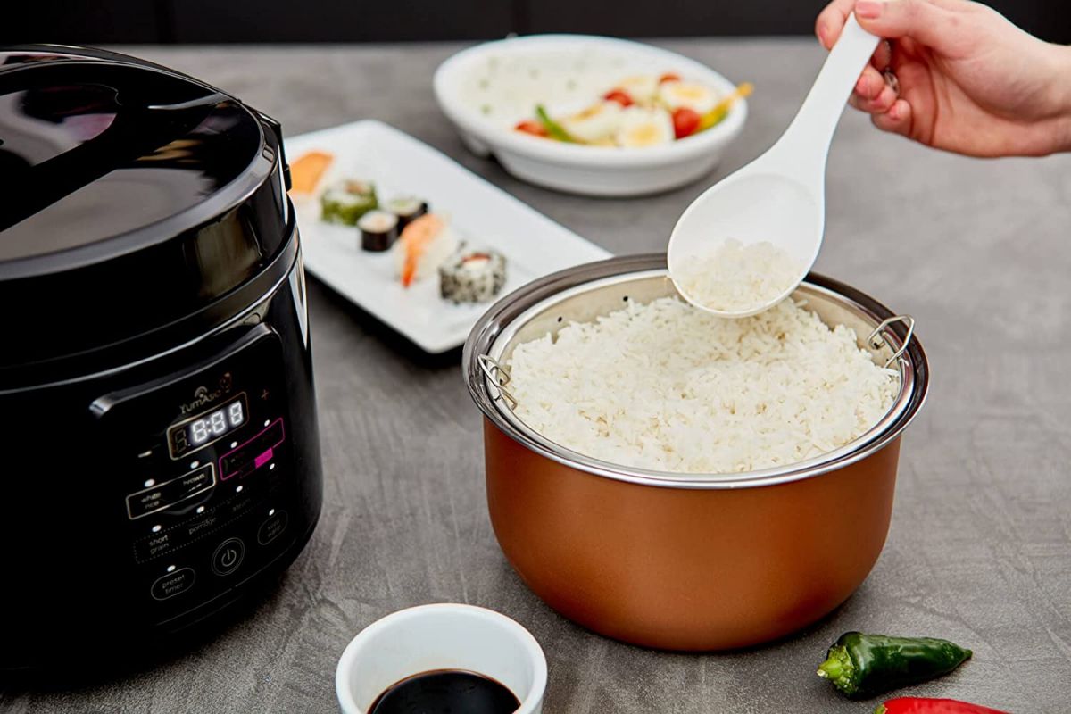 Yum Asia Kumo, riisikeetja keraamilise kausiga.