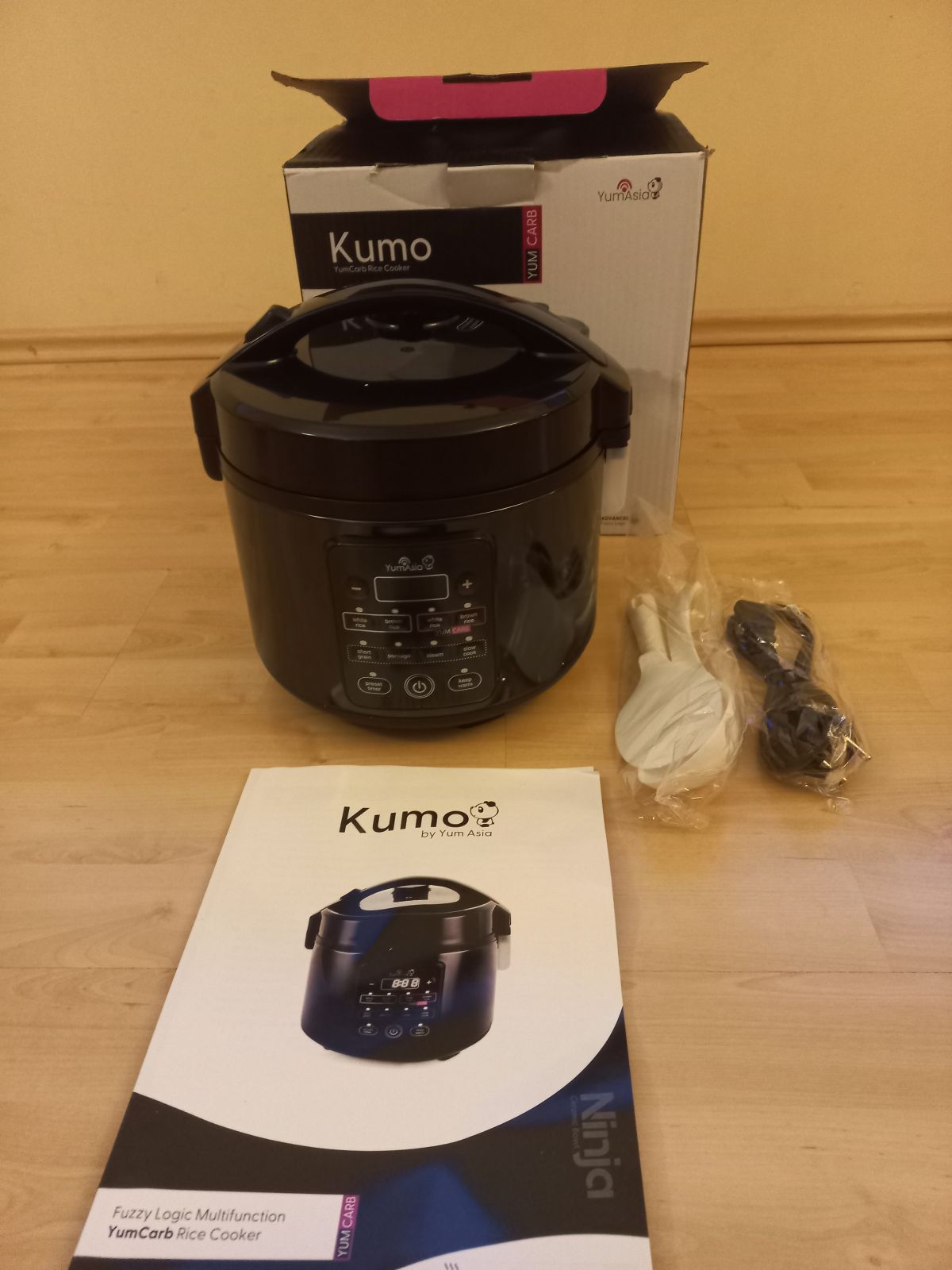 Yum Asia Kumo, riisikeetja keraamilise kausiga.