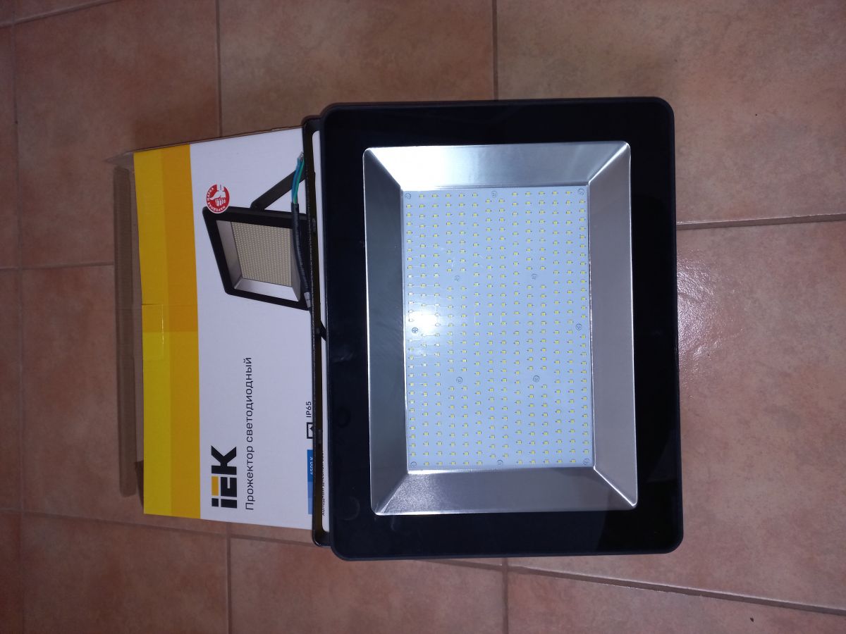 LED prožektor IEK 06-200, 200 W, 6500 K, IP65, must