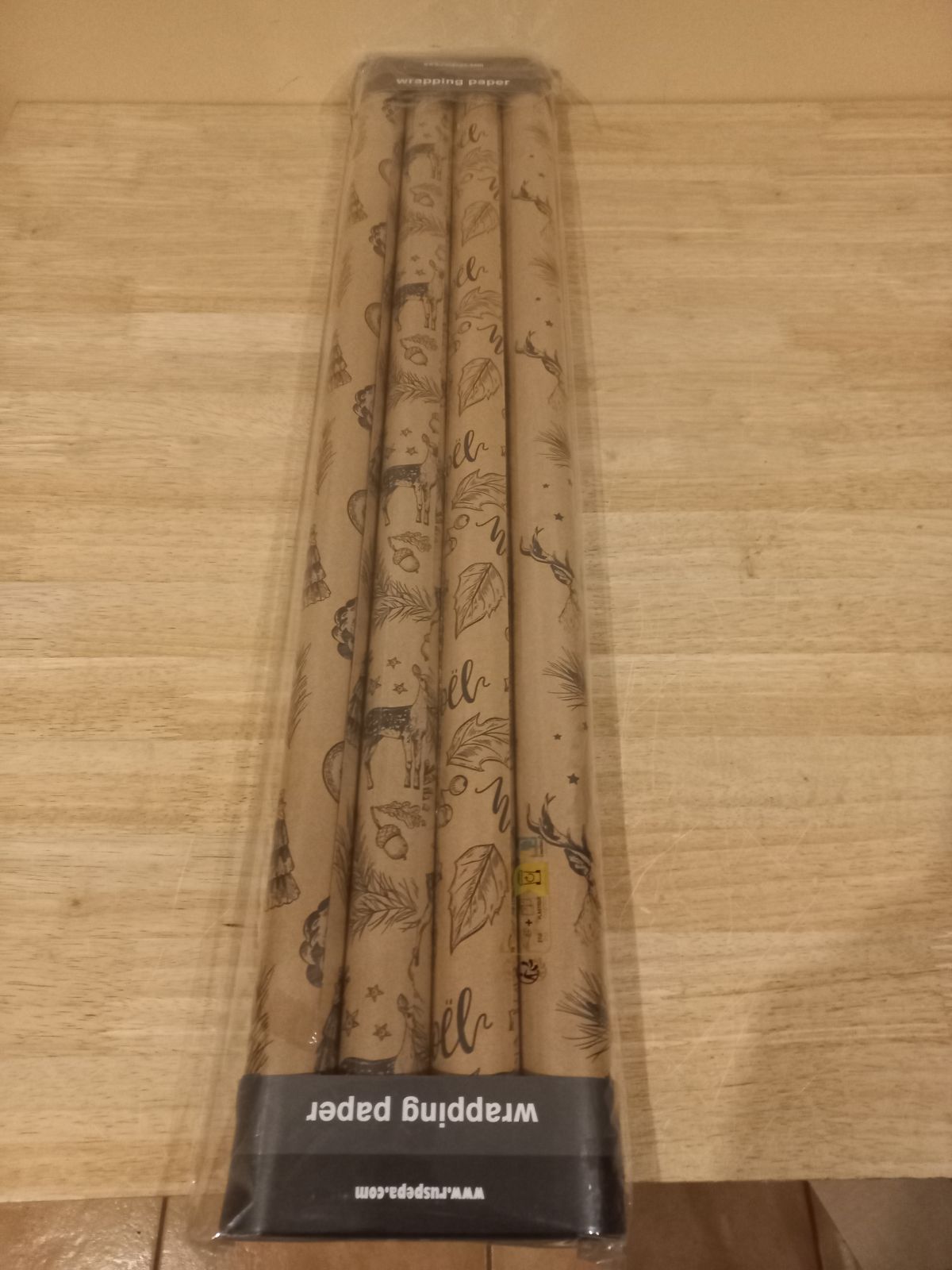 4 rolls of wrapping paper (76 x 305 cm)