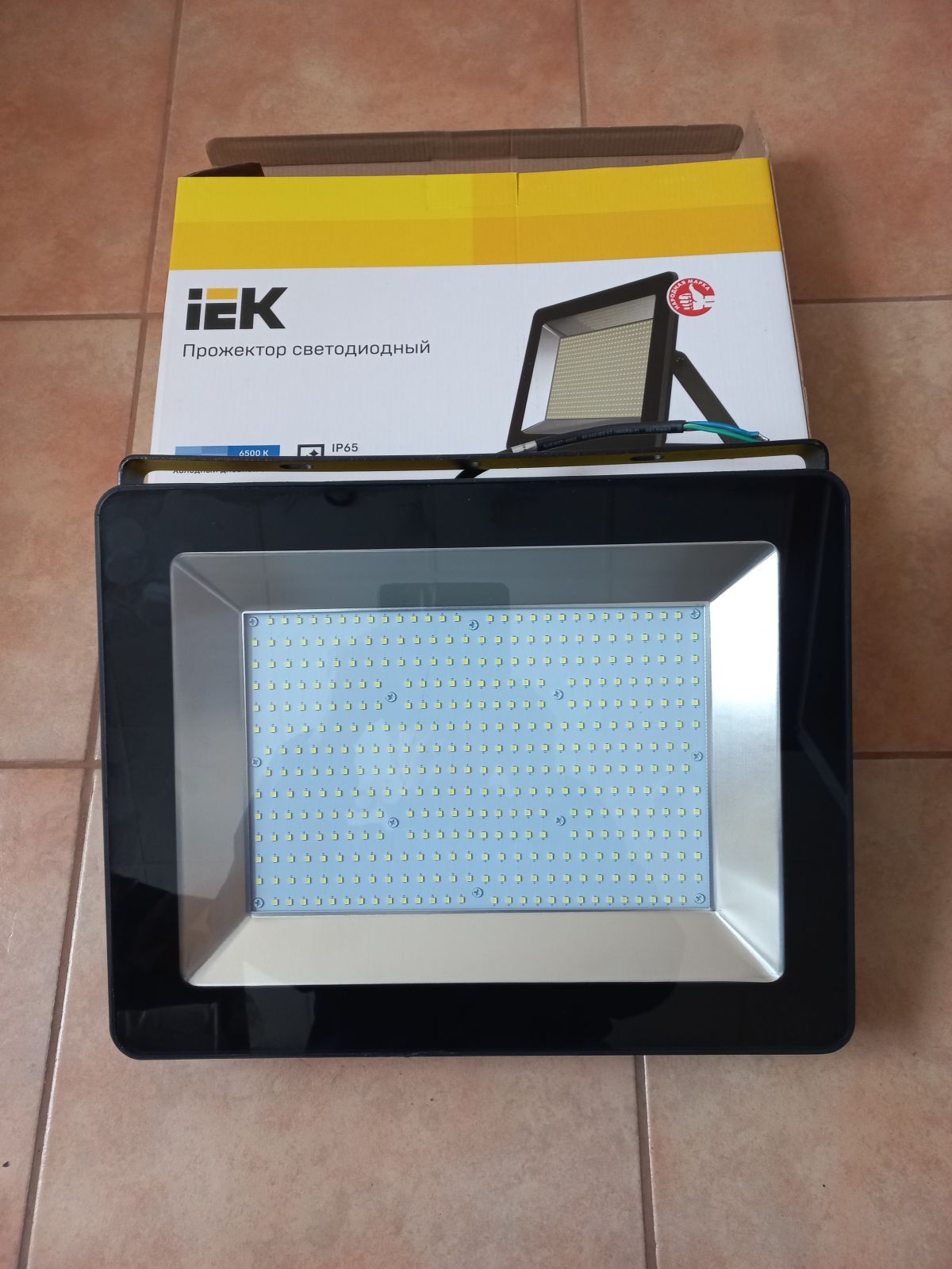 LED prožektor IEK 06-200, 200 W, 6500 K, IP65, must