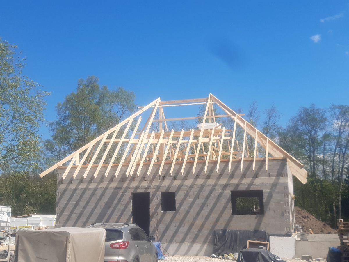 Workers required to install a tiled roof