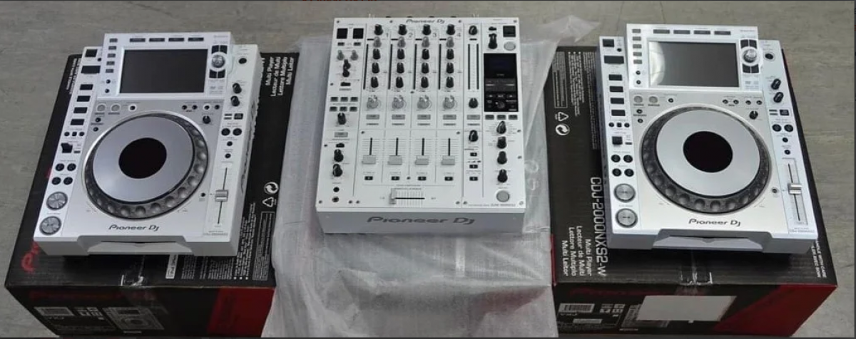 Pioneer CDJ-3000-W (2) + 1xDJM-900NXS2-W / 2x Pioneer Cdj-2000Nxs2W +1x Djm-900Nxs2W /2x Pioneer CDJ-Tour1 +1x Pioneer DJM-Tour1
