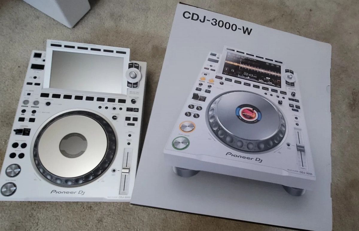 Pioneer CDJ-3000-W (2) + 1xDJM-900NXS2-W / 2x Pioneer Cdj-2000Nxs2W +1x Djm-900Nxs2W /2x Pioneer CDJ-Tour1 +1x Pioneer DJM-Tour1