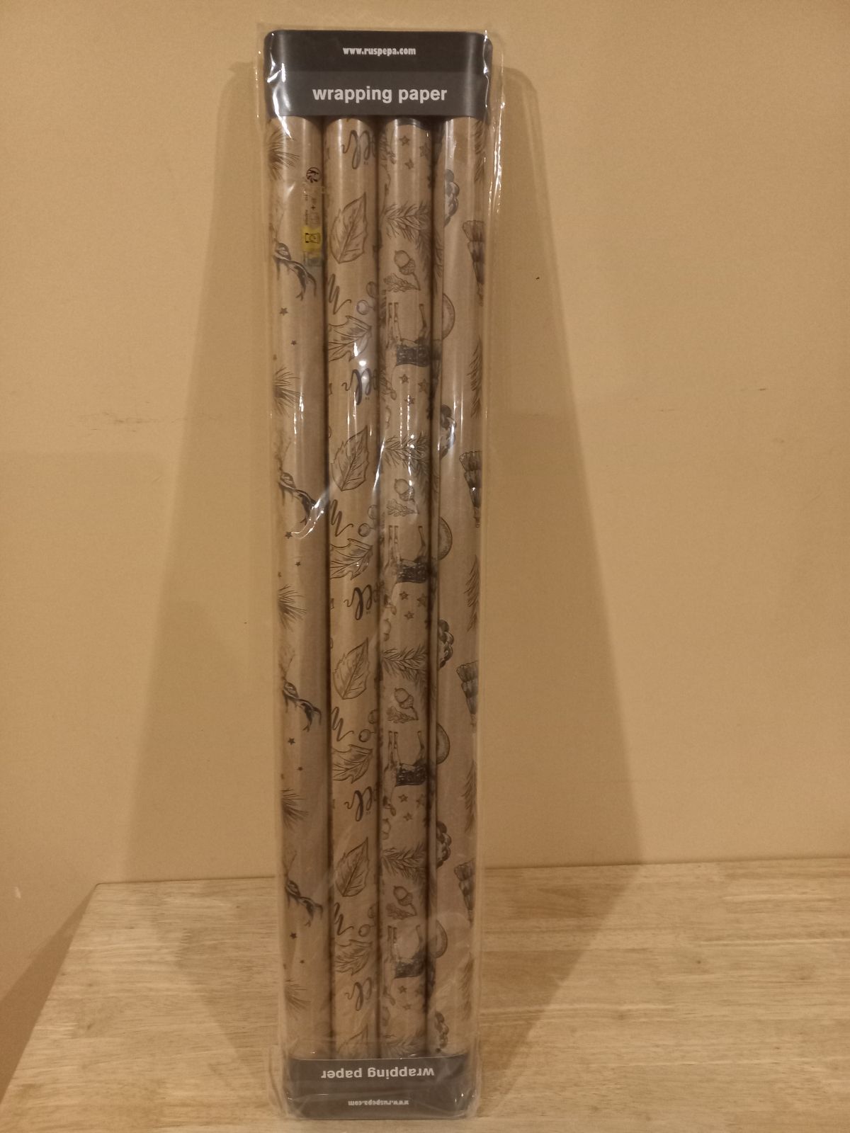 4 rolls of wrapping paper (76 x 305 cm)