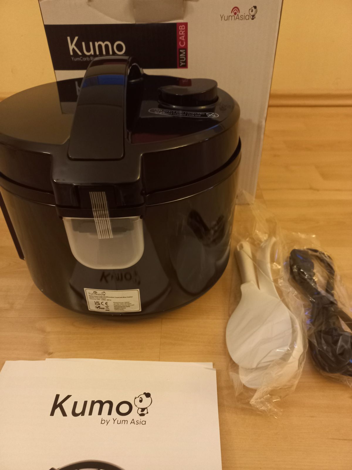 Yum Asia Kumo, riisikeetja keraamilise kausiga.