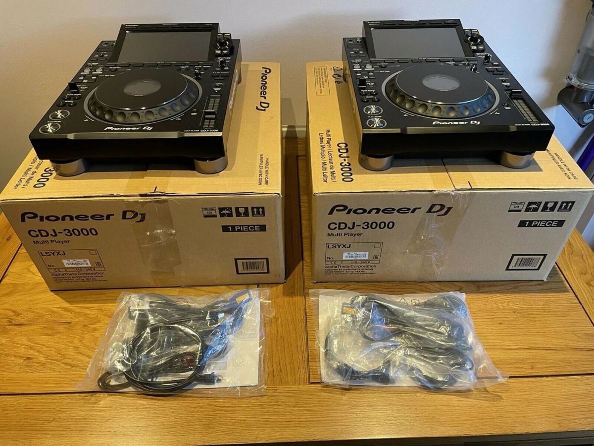 2x AlphaTheta CDJ-3000X,  AlphaTheta EUPHONIA, Pioneer CDJ-3000, Pioneer DJM-A9, Pioneer DJM-V10-LF, Pioneer DJM-S11, Pioneer DJM-V10,  Pioneer CDJ-2000NXS2 ,  Pioneer DJM-900NXS2 , Pioneer DJM-Tour1, Pioneer CDJ-Tour1