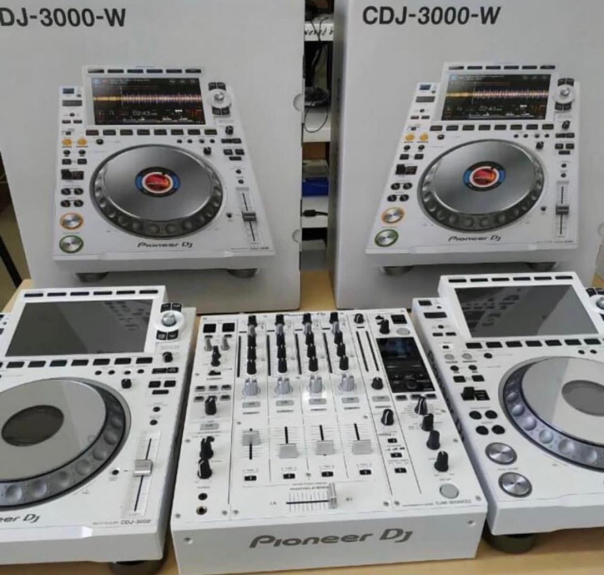 Pioneer CDJ-3000-W (2) + 1xDJM-900NXS2-W / 2x Pioneer Cdj-2000Nxs2W +1x Djm-900Nxs2W /2x Pioneer CDJ-Tour1 +1x Pioneer DJM-Tour1