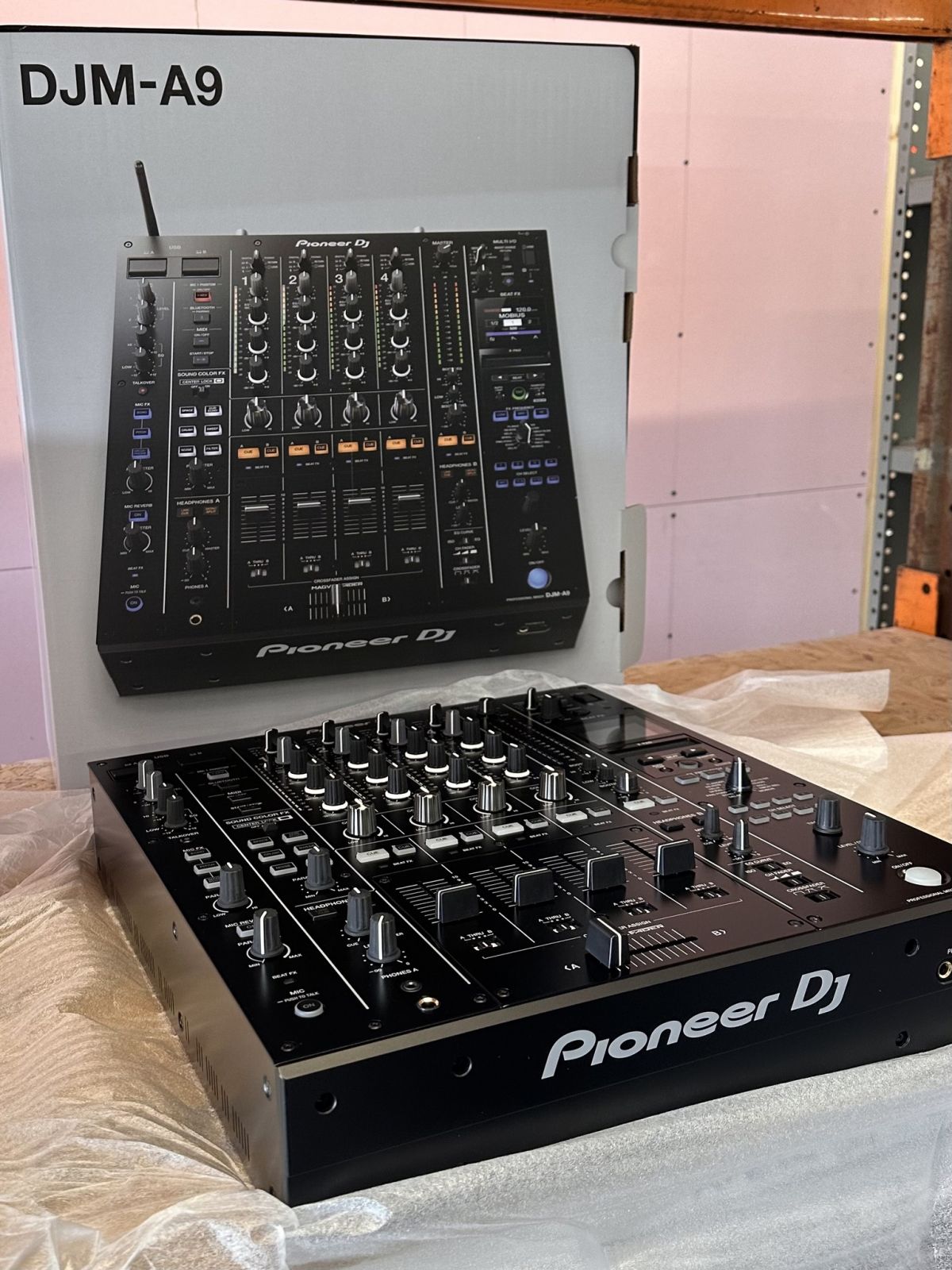 2x AlphaTheta CDJ-3000X,  AlphaTheta EUPHONIA, Pioneer CDJ-3000, Pioneer DJM-A9, Pioneer DJM-V10-LF, Pioneer DJM-S11, Pioneer DJM-V10,  Pioneer CDJ-2000NXS2 ,  Pioneer DJM-900NXS2 , Pioneer DJM-Tour1, Pioneer CDJ-Tour1