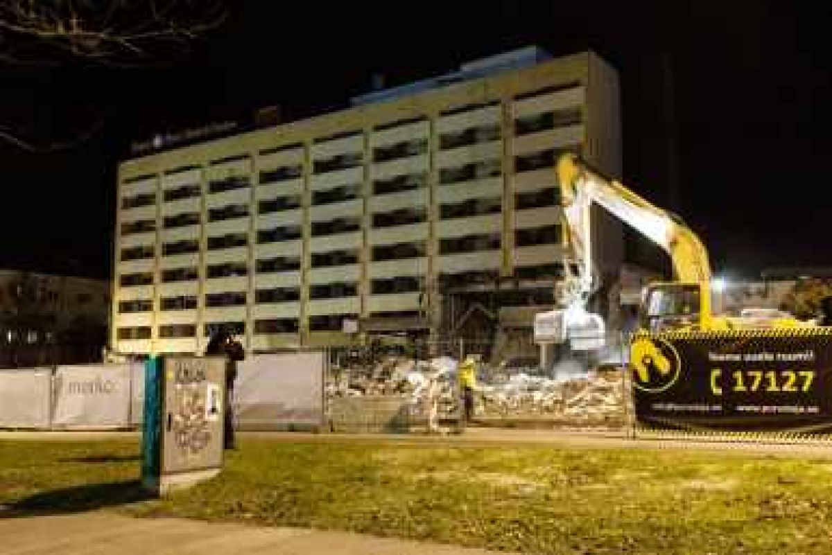 Dismantling of buildings