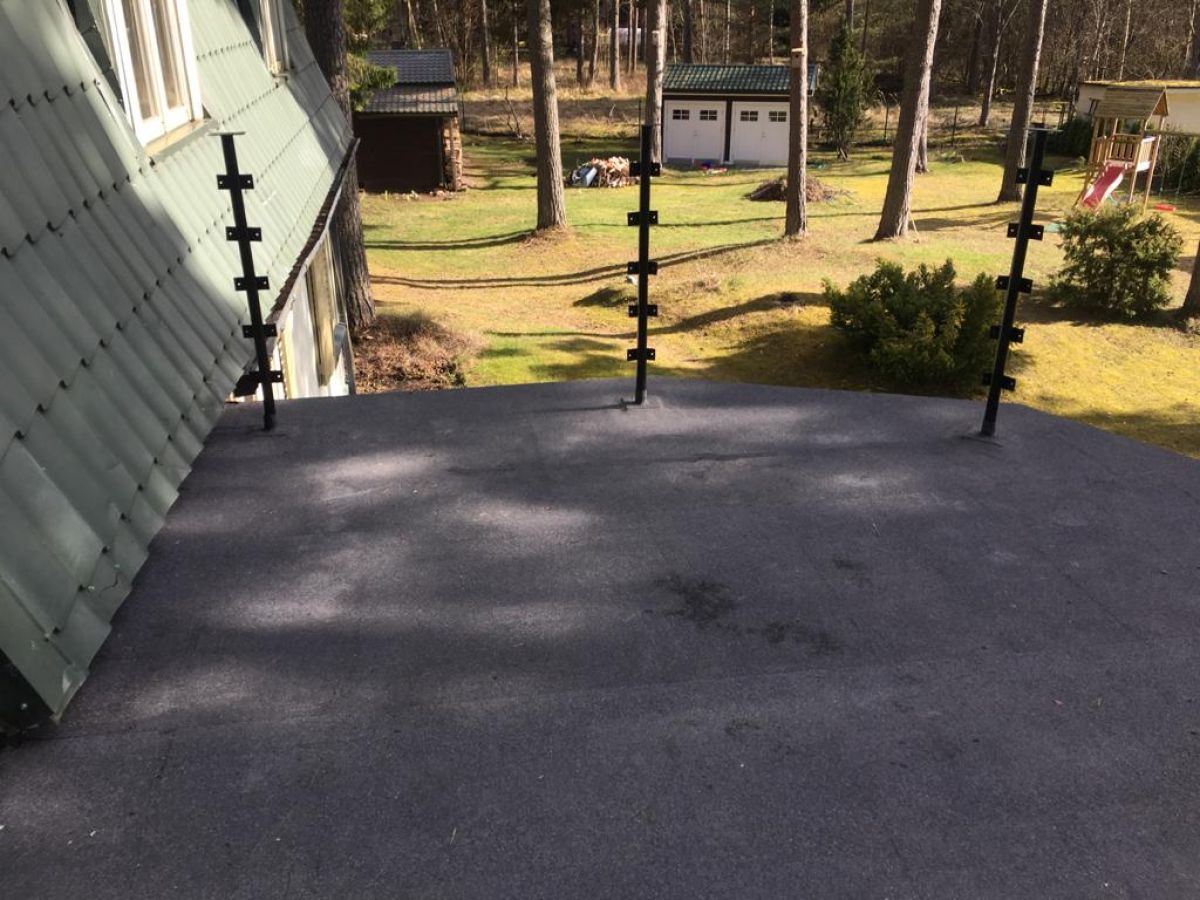 Fences, fences, gates, balconies.