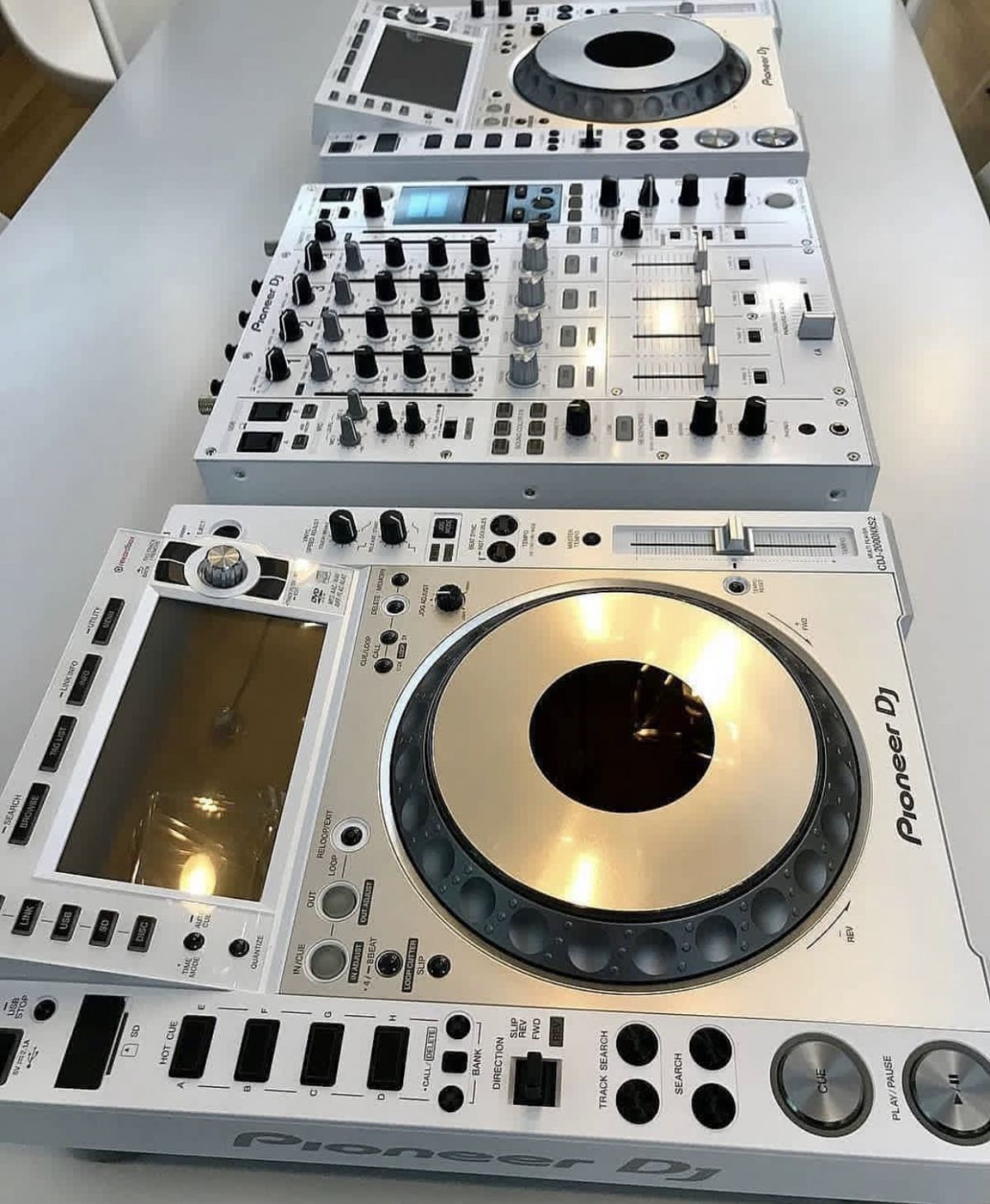 Pioneer CDJ-3000-W (2) + 1xDJM-900NXS2-W / 2x Pioneer Cdj-2000Nxs2W +1x Djm-900Nxs2W /2x Pioneer CDJ-Tour1 +1x Pioneer DJM-Tour1